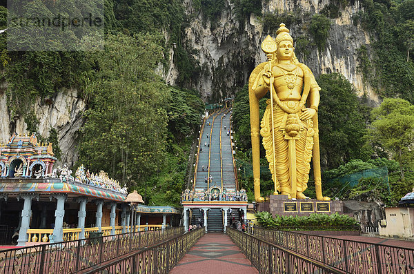 Batu-Höhlen  Hindu-Schrein  mit Statue von Lord Muruguan  Selangor  Malaysia  Südostasien  Asien