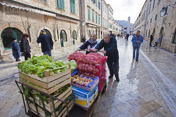 Obst und Gemüse zu Markt in den Straßen der Altstadt  Stradun (Placa)  Dubrovnik  Kroatien  Europa