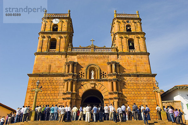 Versammlung am Catedral De La Inmaculada Concepción (Kathedrale der Unbefleckten Empfängnis)  Barichara  Kolumbien  Südamerika
