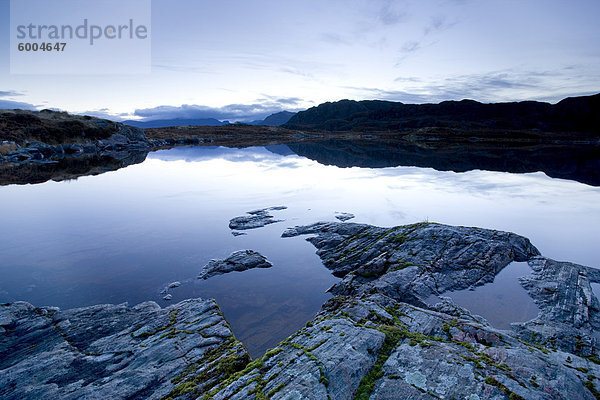 Loch Tollaidh im Morgengrauen  in der Nähe von Poolewe  Achnasheen  Wester Ross  Highlands  Schottland  Vereinigtes Königreich  Europa