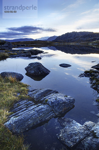 Loch Tollaidh im Morgengrauen  in der Nähe von Poolewe  Achnasheen  Wester Ross  Highlands  Schottland  Vereinigtes Königreich  Europa