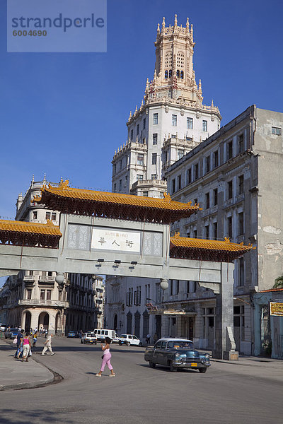 Eingangstor zum Chinatown mit reich verzierten Mehrfamilienhaus  Havanna  Kuba  Westindische Inseln  Karibik  Mittelamerika