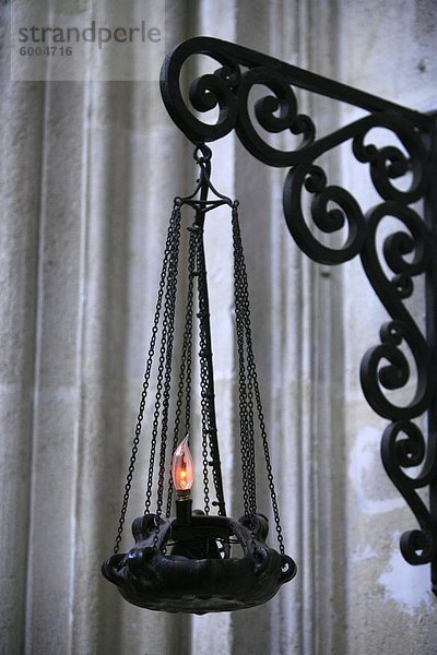 Lampe in Saint-Seurin Basilika  Bordeaux  Gironde  Aquitaine  Frankreich  Europa