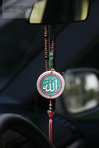 Muslimischen Symbole in einem Auto  Chatillon-Sur-Chalaronne  Ain  Frankreich  Europa