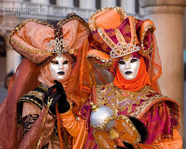 Maskierte Karneval Zeichen in Kostüm  Piazzetta San Marco  San Marco Viertel  Venedig  Veneto  Italien  Europa