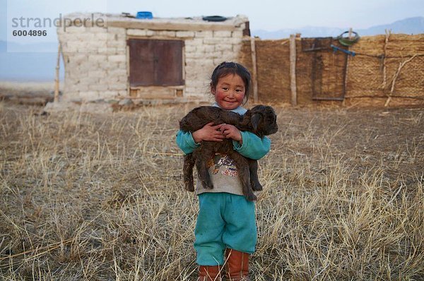 Junge mongolische Nomaden Junge mit seiner Ziege  Provinz Chowd  Mongolei  Zentralasien  Asien