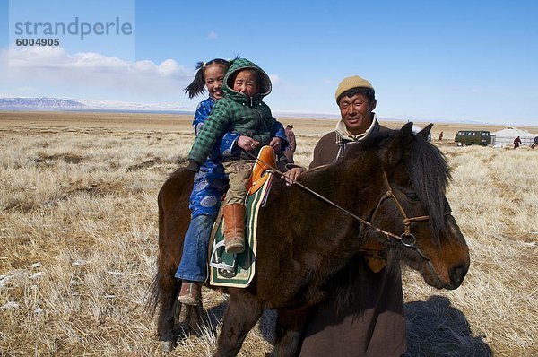 Mongolische Nomaden in Winter  Provinz Chowd  Mongolei  Zentralasien  Asien