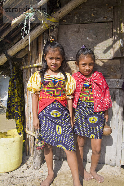 Kuna Mädchen in traditioneller Kleidung  Isla Tigre  Comarca de Kuna Yala  Panama  San Blas Inseln  Mittelamerika