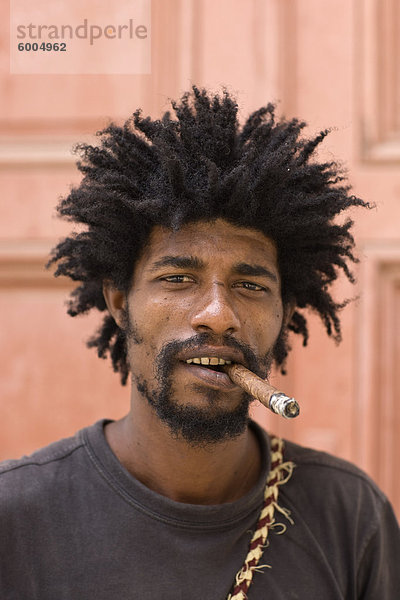 Mann Rauchen Zigarren  Havanna  Kuba  Westindische Inseln  Mittelamerika