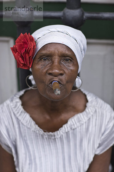 Frau Rauchen Zigarren  Havanna  Kuba  Westindische Inseln  Mittelamerika