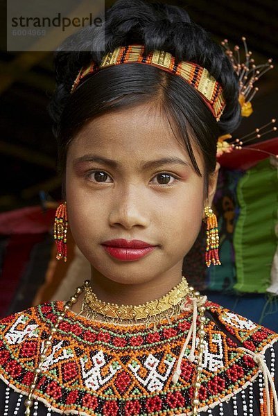 Young Toraja Mädchen in Tracht bei Trauerfeier  Tana Toraja  Sulawesi  Celebes  Indonesien  Südostasien  Asien