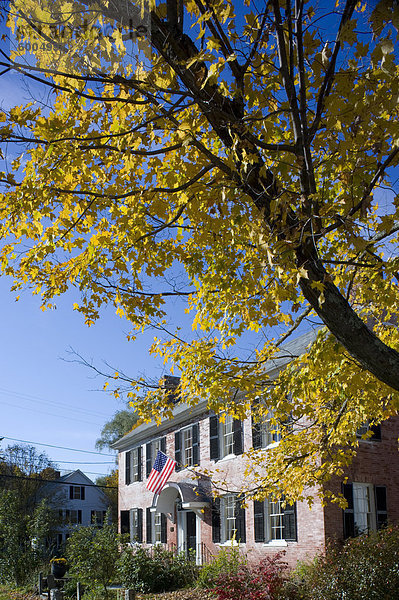 Vereinigte Staaten von Amerika USA zeigen Wohnhaus Ziegelstein Fahne Herbst Nordamerika umgeben amerikanisch Neuengland Laub alt Vermont