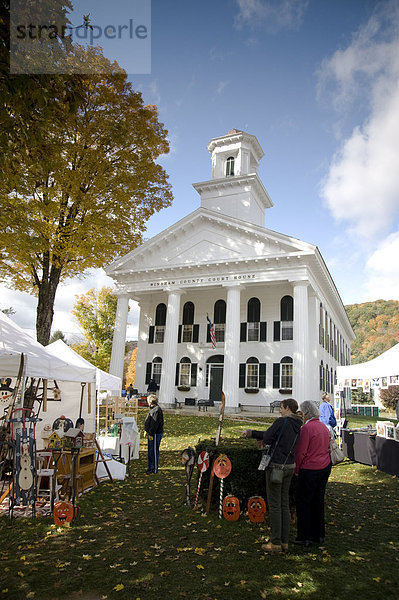 Ein Herbst Handwerk Messe auf dem Dorfplatz in Newfane  Vermont  New England  Vereinigte Staaten von Amerika  Nordamerika