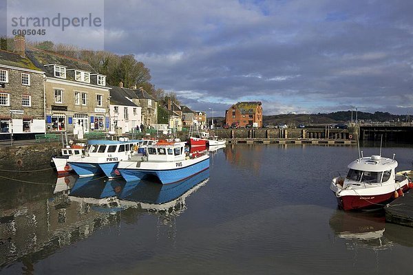 Wintersonne auf Fischerbooten in Padstow Hafen  Cornwall  England  Vereinigtes Königreich  Europa