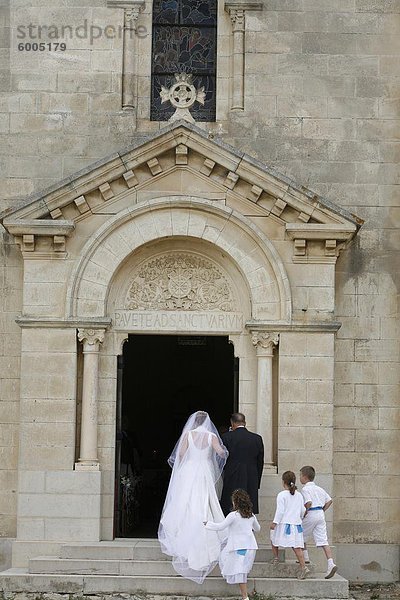 Braut zu Fuß in die Kirche  Montcalm  Gard  Frankreich  Europa