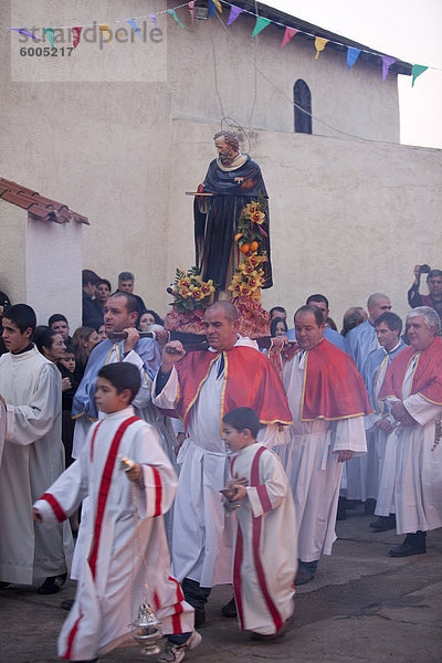 Orgosolo die Prozession für die Saint Antoni Feuer  17. Januar  Beginn des sardischen Karnevals  Orgosolo  Sardinien  Italien  Europa
