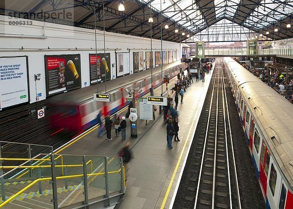 Landkreis Linie Plattformen  U-Bahnstation Earls Court  London  England  Vereinigtes Königreich  Europa