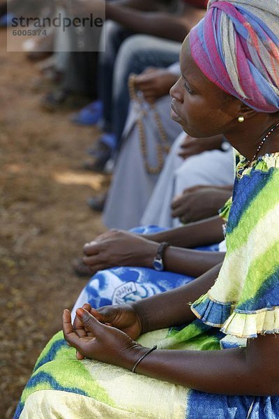 Gruppe Afrikaner  Popenguine  Thies  Senegal  Westafrika  Afrika zu beten