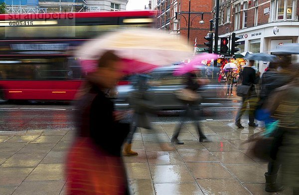 Shopper im Regen  Oxford Street  London  England  Vereinigtes Königreich  Europa