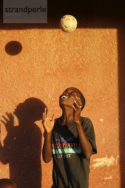 Guineischer Kind spielen mit einem Ball  Douggar  Thies  Senegal  Westafrika  Afrika