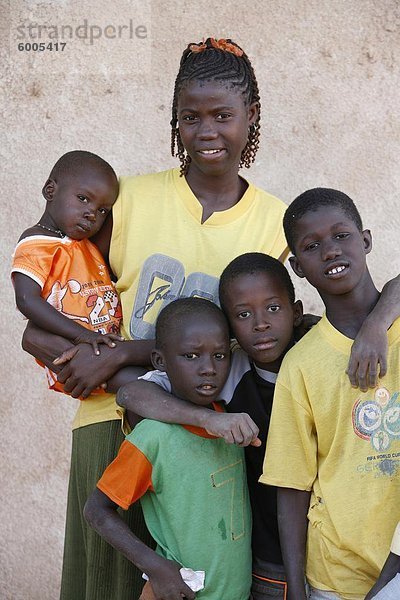 Senegalesischer Kinder  Garage-Bentenier  Thies  Senegal  Westafrika  Afrika