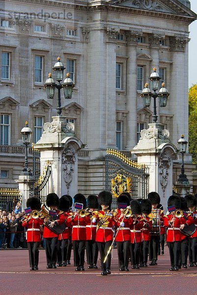 Royal Guard bei der Wachablösung  Buckingham Palace  London  England  Großbritannien  Europa
