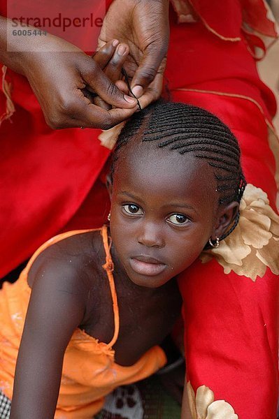 Haare flechten  Dakar  Senegal  Westafrika  Afrika