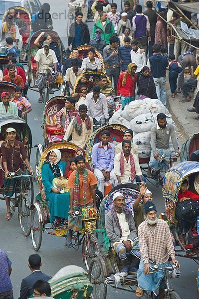 Beschäftigt Rikscha Verkehr auf eine Straßenkreuzung in Dhaka  Bangladesch  Asien