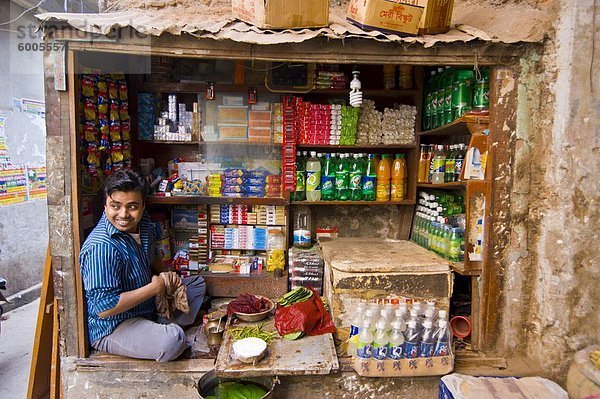 Mann in seinem kleinen Laden  Dhaka  Bangladesch  Asien