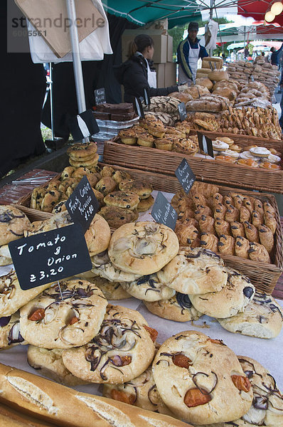 Brot-Stand auf dem italienischen Markt in Walton-on-Thames  Surrey  England  Vereinigtes Königreich  Europa