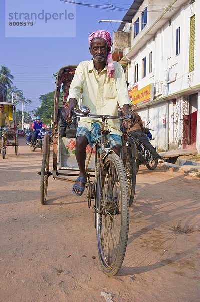 Rikscha Fahrer auf seinem Fahrrad  Agartala  Tripura  nordöstlichen Indien  Asien