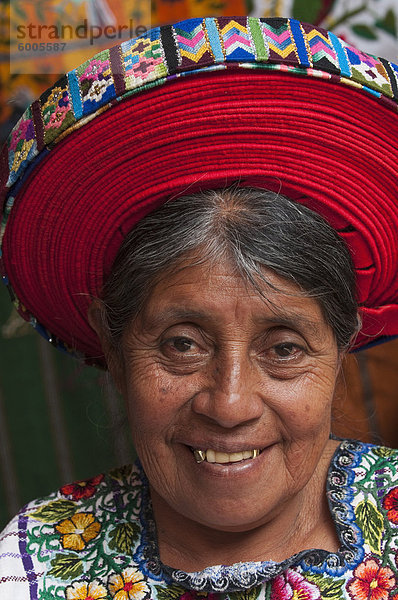 Frau Spinnen Baumwolle Fasern  Santiago Atitlan  Lake Atitlan  Guatemala  Zentralamerika