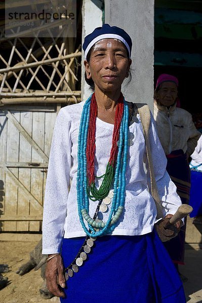 Traditionell gekleidete Frau aus dem Stamm der Hillmiri in der Nähe von Daporjio  Arunachal Pradesh  nordöstlichen Indien  Indien  Asien