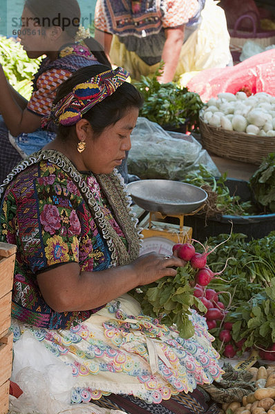 Verkäuferin auf dem Markt  Salcaja  Guatemala  Zentralamerika