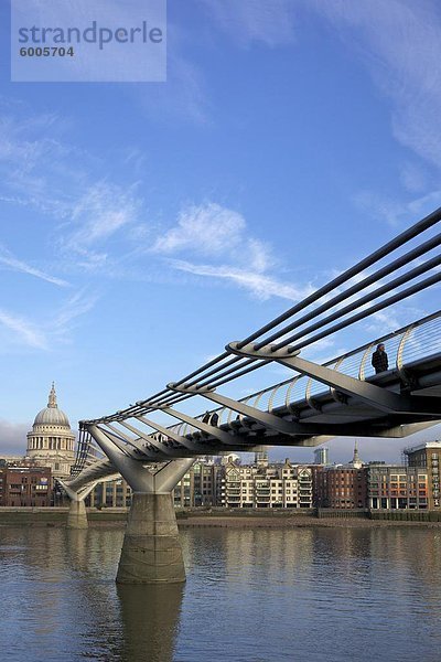 Fußgänger auf Millennium Bridge über die Themse  genommen von Bankside auf der Suche nach St. Pauls Cathedral  London  England  Großbritannien  Europa