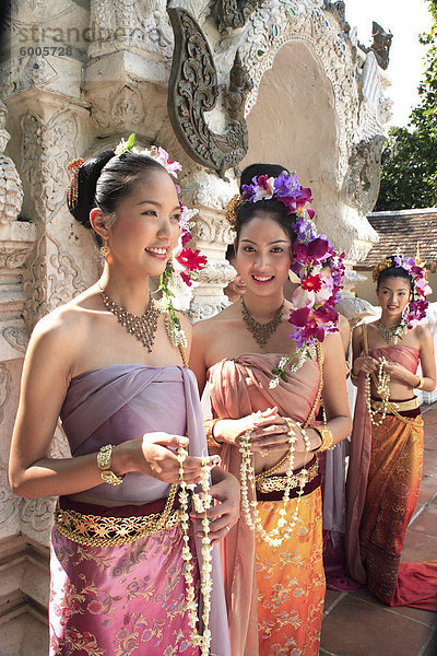 Thai-Mädchen in Tracht auf einem Festival in Chiang Mai  Thailand  Südostasien  Asien