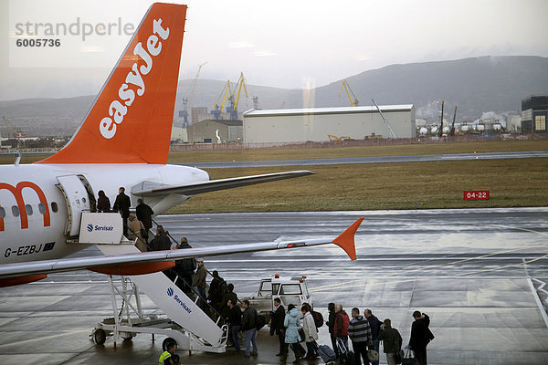 EasyJet-Passagiere boarding nach Belfast City Flughafen  Belfast  Ulster  Nordirland  Vereinigtes Königreich  Europa