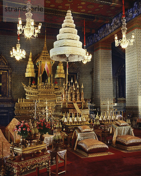 Urnen mit Asche der vergangenen Könige angezeigt am Chakri-Tag in der Thronsaal von der Amarindra Vinitchai Hall  Royal Palace  Bangkok  Thailand  Südostasien  Asien