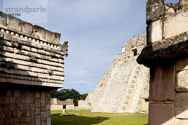 Das Nonnenkloster Quadrangle mit der Pyramide des Zauberers in Hintergrund  Uxmal  UNESCO World Heritage Site  Yucatan  Mexiko  Nordamerika