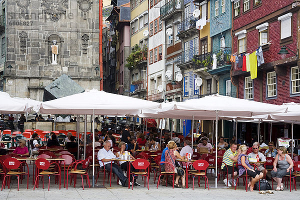 Draußen essen und Trinken von Ribeira Platz  Porto  Portugal  Europa