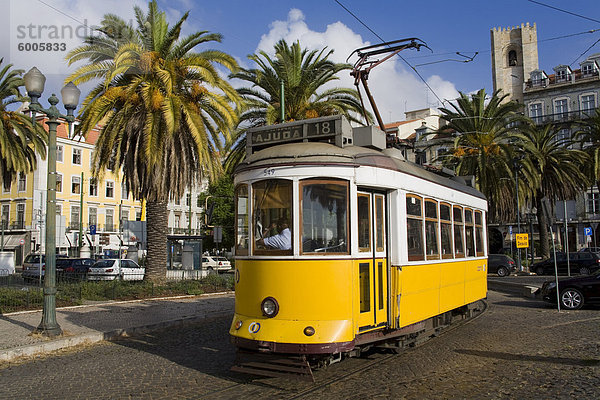 Straßenbahn im Viertel Alfama  Lissabon  Portugal  Europa
