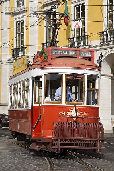 Straßenbahn in Praca Comercio  Stadtteil Baixa  Lissabon  Portugal  Europa