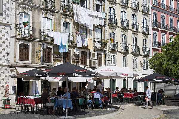 Cafe am Bacalhoeiros Street im Stadtteil Alfama  Lissabon  Portugal  Europa