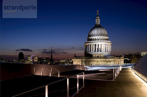 Ein Blick auf die Skyline von London und St. Paul's Cathedral von der Dachterrasse auf eine neue Änderung  London  England  Vereinigtes Königreich  Europa