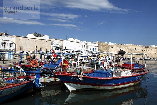 Fischerboote  alten Kanalhafen mit Kasbah Wand im Hintergrund  Bizerte  Tunesien  Nordafrika  Afrika & # 10