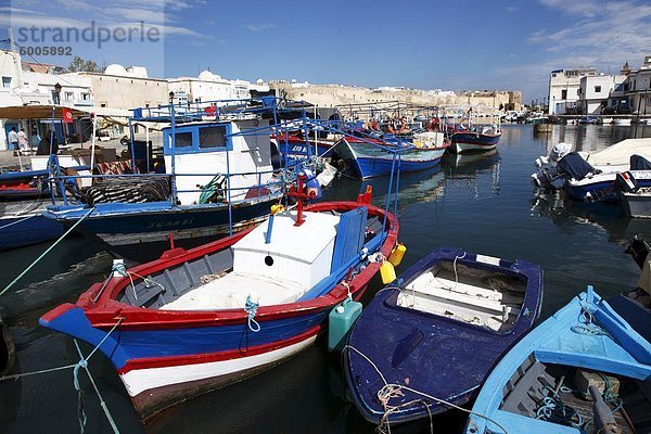 Fischerboote in alten Kanalhafen  Bizerte  Tunesien  Nordafrika  Afrika & # 10