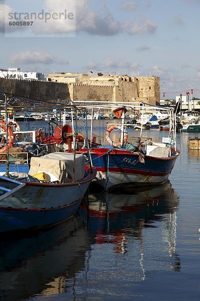 Fischerboote  alten Kanalhafen mit Kasbah Wand im Hintergrund  Bizerte  Tunesien  Nordafrika  Afrika & # 10