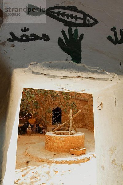 Nordafrika innerhalb Wohnhaus Ansicht Unterführung Ziehbrunnen Brunnen Berber Tunesien