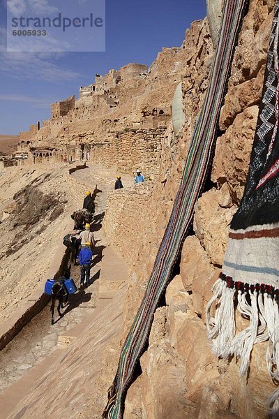 Lokale Arbeiter mit Eseln am Hang Berber Dorf von Chenini  Tunesien  Nordafrika  Afrika & # 10