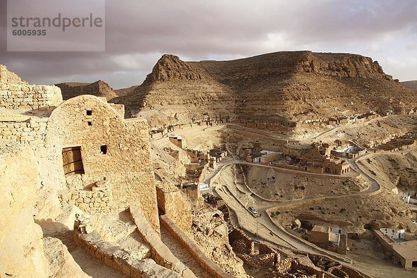 Getreidespeicher (Ghorfas) und primitive Behausungen am Hang Berber Dorf von Chenini  Tunesien  Nordafrika  Afrika & # 10